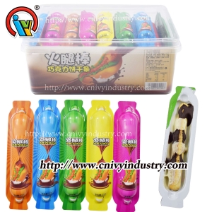 Kumpio formos puodelio šokoladinis biskvitas su uogiene